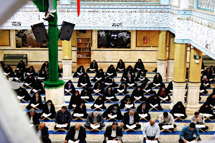 تلاوت آیه‌های نور در حسینیه اعظم زنجان