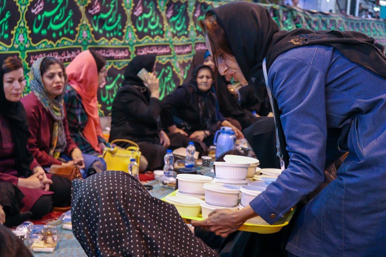 افطاری ساده در پیاده‌راه سبزه‌میدان زنجان