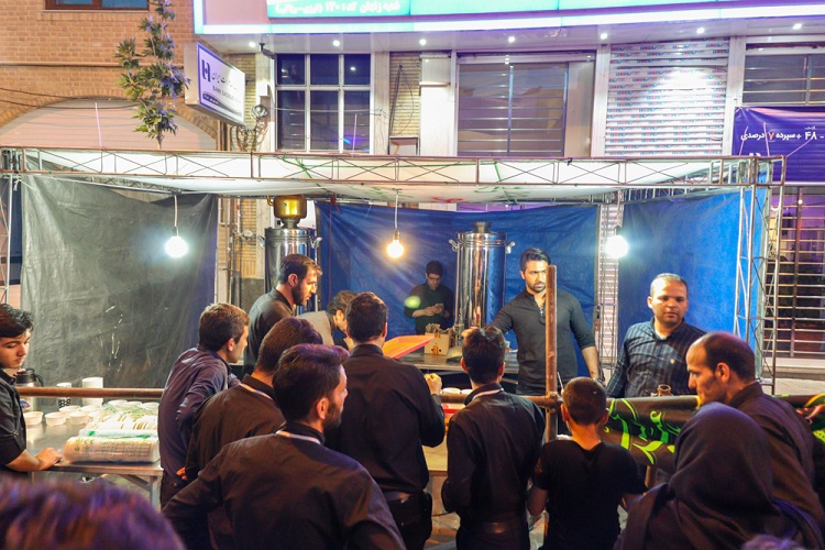 افطاری ساده در پیاده‌راه سبزه‌میدان زنجان