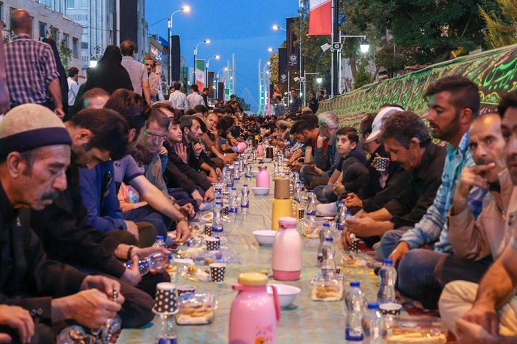 افطاری ساده در پیاده‌راه سبزه‌میدان زنجان