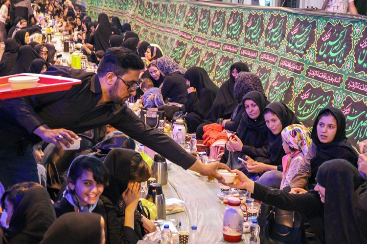 افطاری ساده در پیاده‌راه سبزه‌میدان زنجان