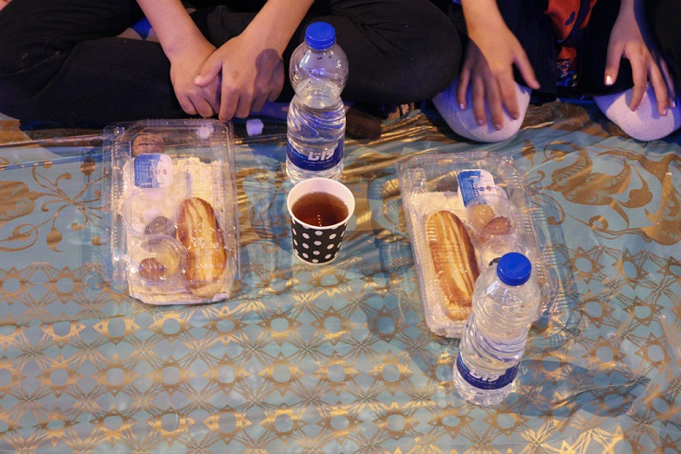 افطاری ساده در پیاده‌راه سبزه‌میدان زنجان