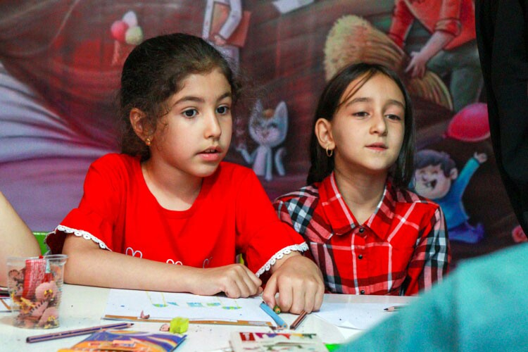 گذر از رواق رضوی در پیاده‌راه سبزه‌میدان