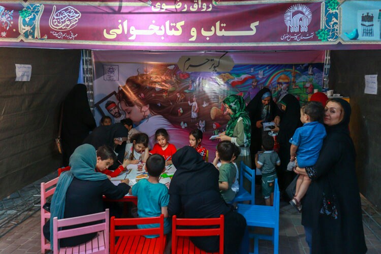 گذر از رواق رضوی در پیاده‌راه سبزه‌میدان