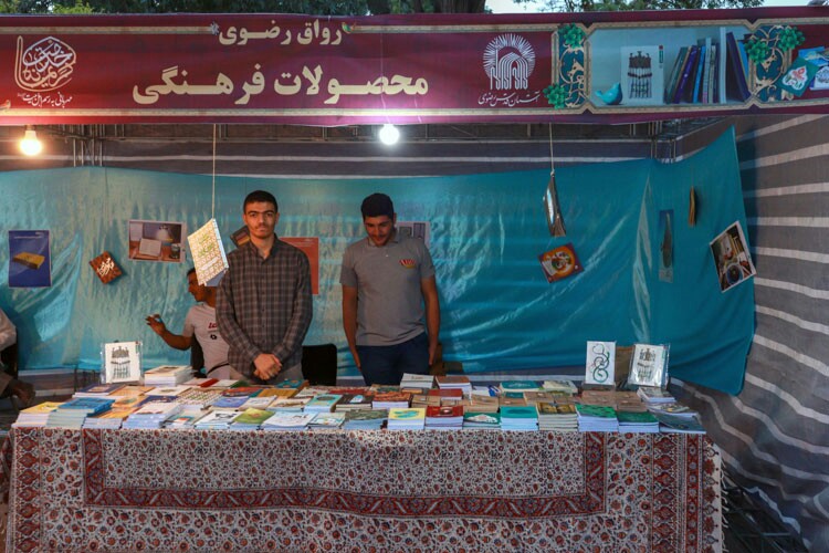 گذر از رواق رضوی در پیاده‌راه سبزه‌میدان