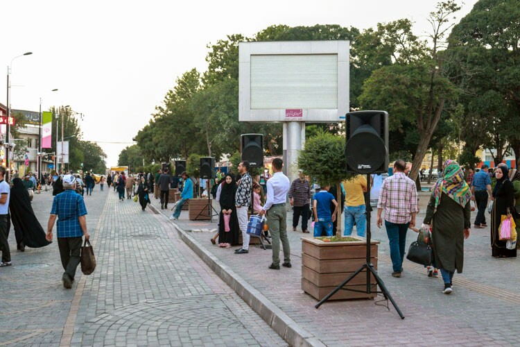 گذر از رواق رضوی در پیاده‌راه سبزه‌میدان