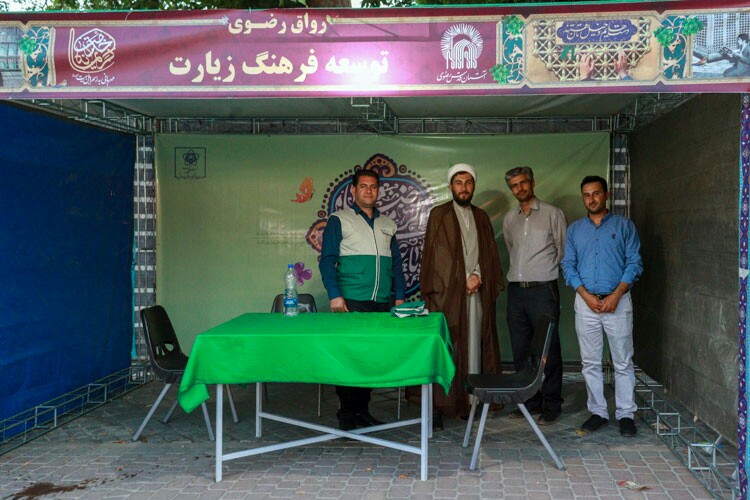 گذر از رواق رضوی در پیاده‌راه سبزه‌میدان