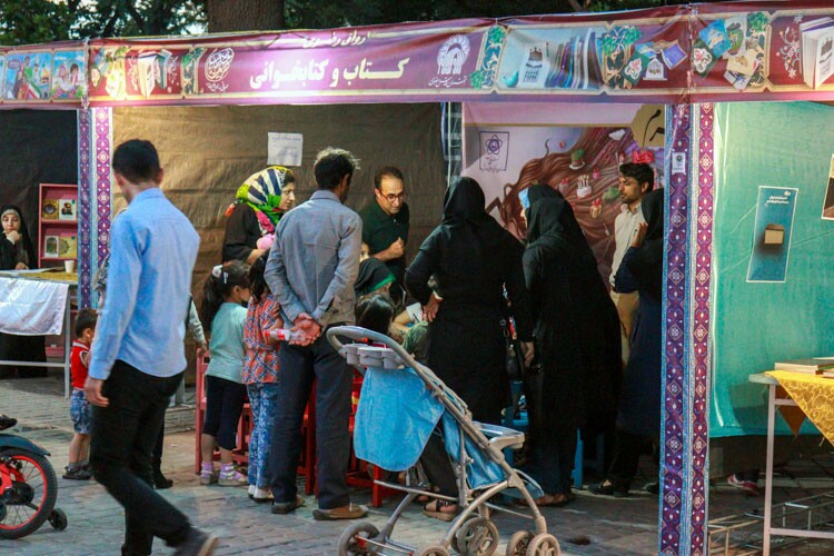 گذر از رواق رضوی در پیاده‌راه سبزه‌میدان