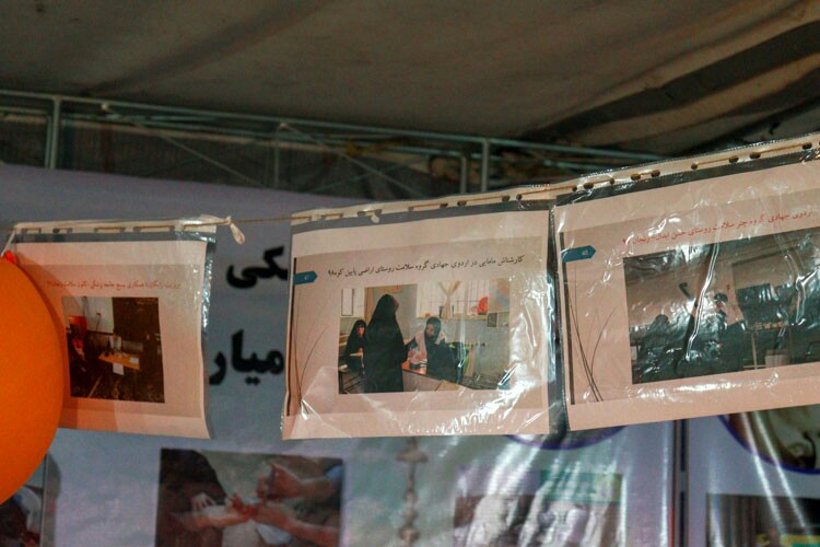 گذر از رواق رضوی در پیاده‌راه سبزه‌میدان