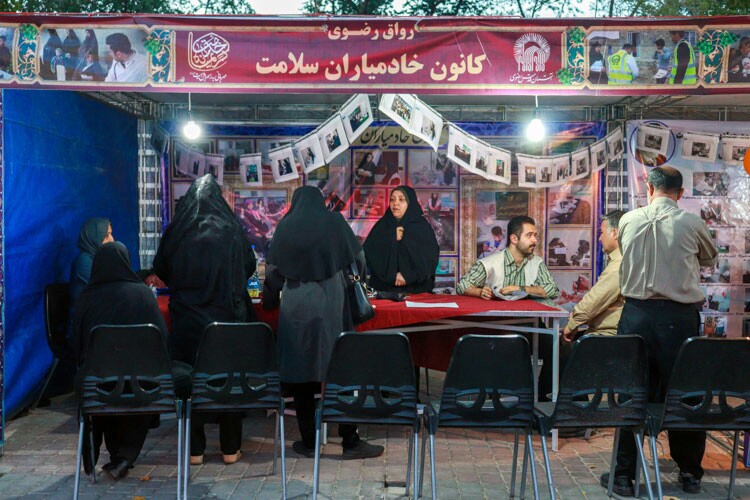 گذر از رواق رضوی در پیاده‌راه سبزه‌میدان