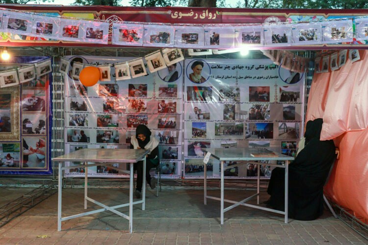 گذر از رواق رضوی در پیاده‌راه سبزه‌میدان