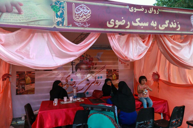 گذر از رواق رضوی در پیاده‌راه سبزه‌میدان