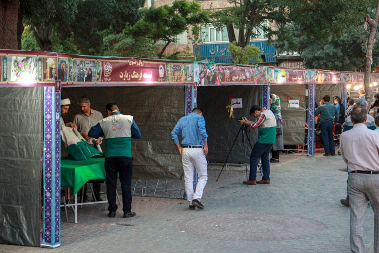 گذر از رواق رضوی در پیاده‌راه سبزه‌میدان