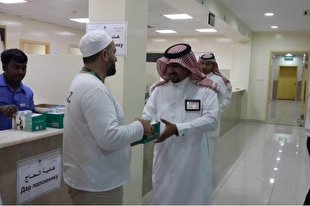 استقبال از زائران روس با اهدای قرآن در عربستان + عکس
 