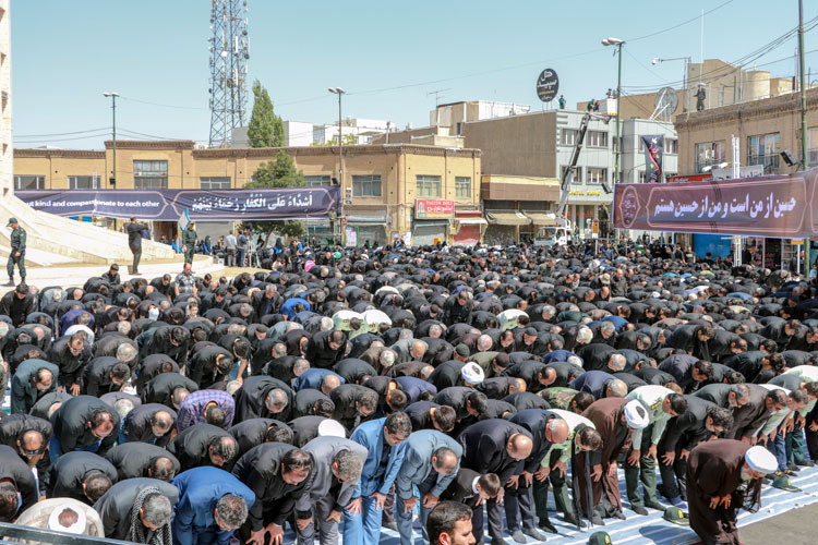 اقامه نماز ظهر عاشورا در زنجان