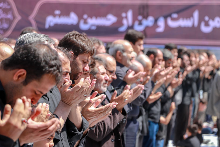 اقامه نماز ظهر عاشورا در زنجان