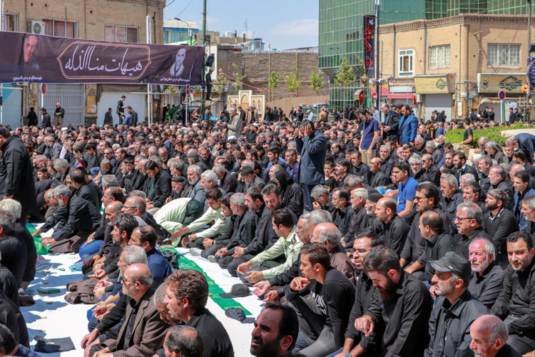 اقامه نماز ظهر عاشورا در زنجان