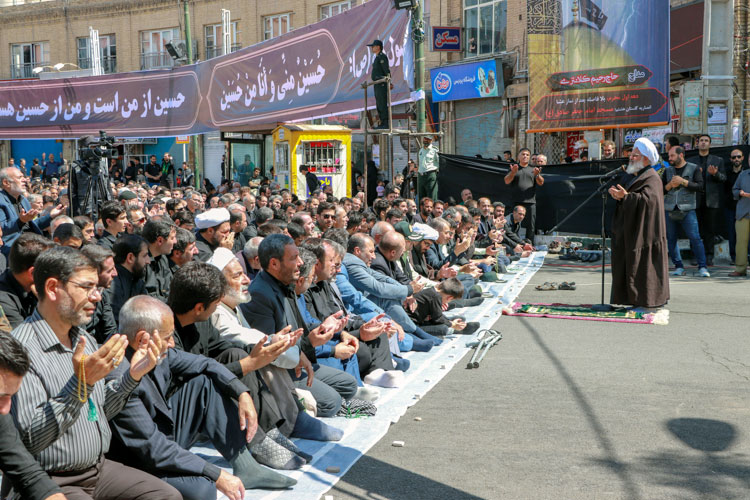 اقامه نماز ظهر عاشورا در زنجان