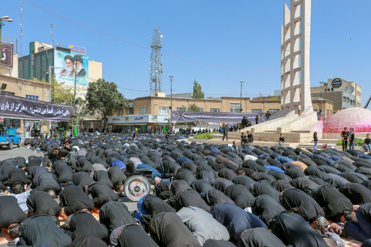 اقامه نماز ظهر عاشورا در زنجان