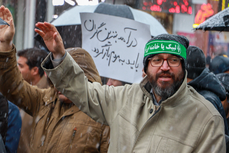مردم کم&zwnj;کاری برخی از مسئولان را پای انقلاب ننویسند