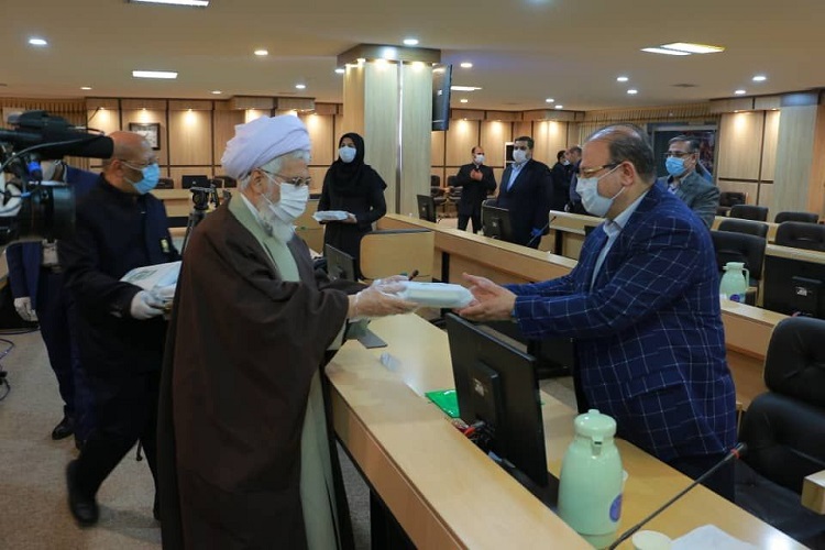 عکس | توزیع غذای تبرک آستان قدس رضوی در زنجان