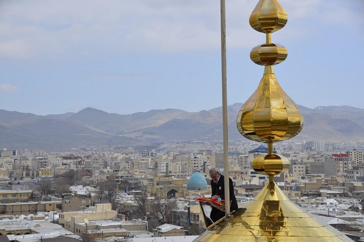 عکس | تعویض پرچم حسینیه اعظم زنجان