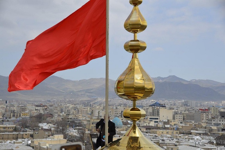 عکس | تعویض پرچم حسینیه اعظم زنجان