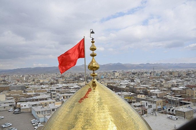 عکس | تعویض پرچم حسینیه اعظم زنجان