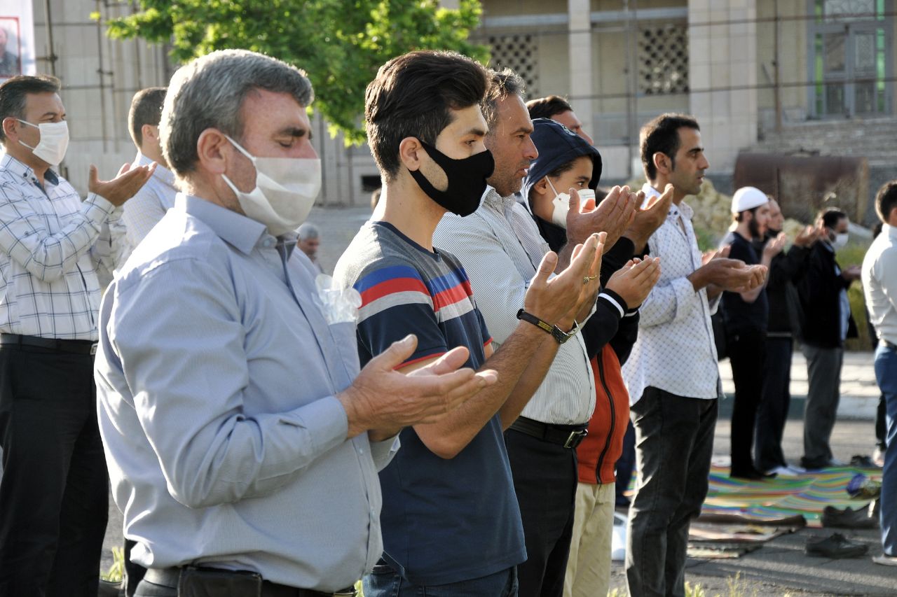 عکس | اقامه نماز عید فطر در زنجان