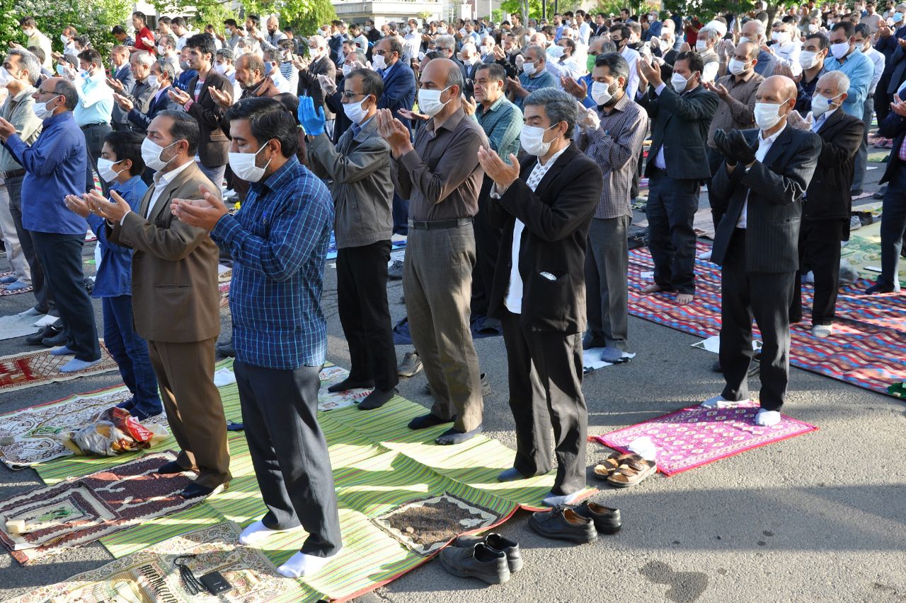 عکس | اقامه نماز عید فطر در زنجان