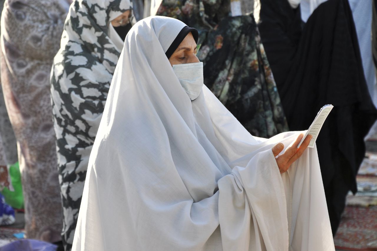 عکس | اقامه نماز عید فطر در زنجان