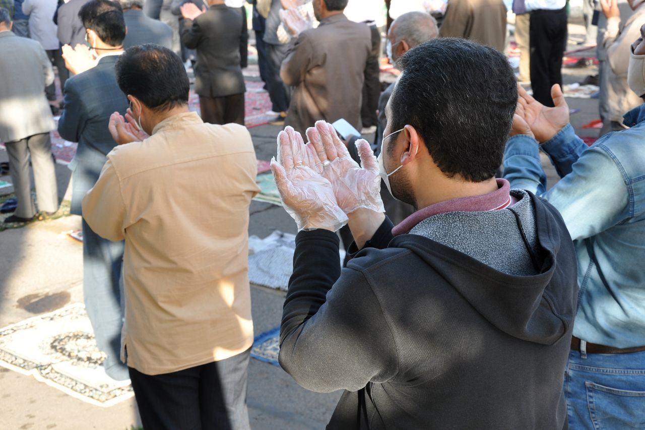 عکس | اقامه نماز عید فطر در زنجان