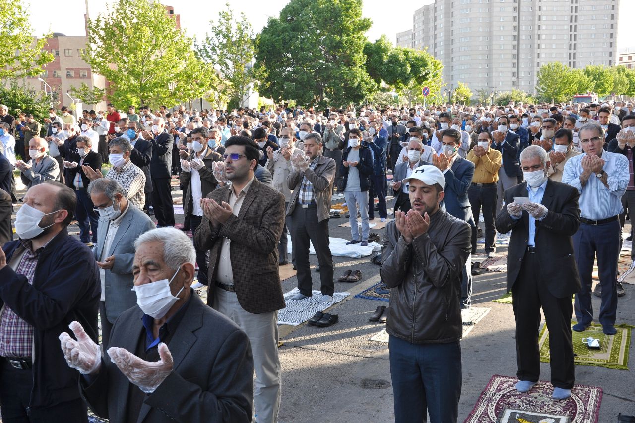 عکس | اقامه نماز عید فطر در زنجان