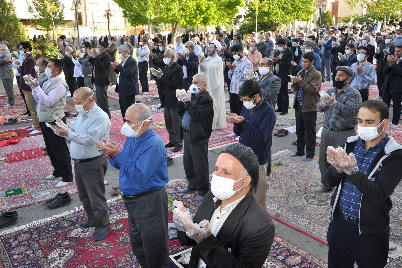 عکس | اقامه نماز عید فطر در زنجان