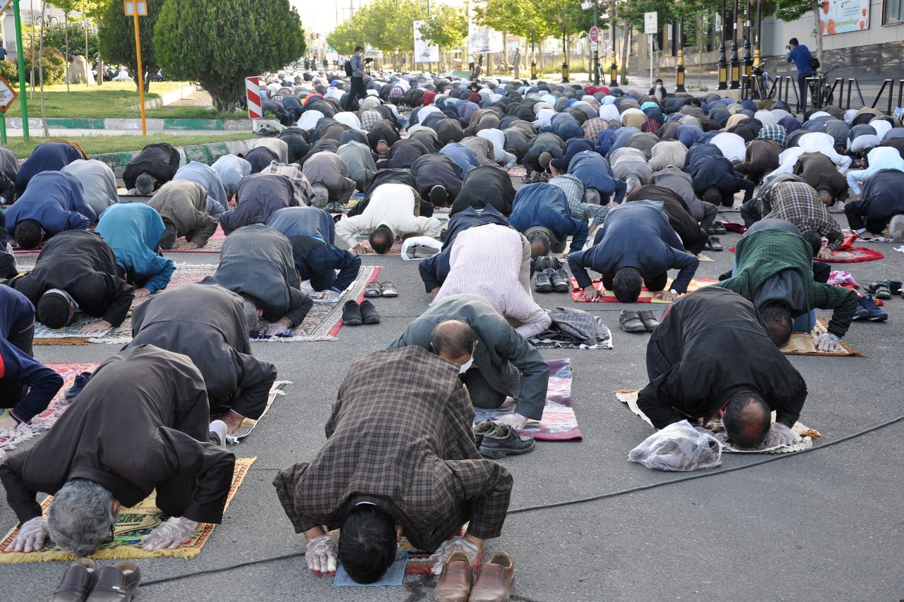 عکس | اقامه نماز عید فطر در زنجان