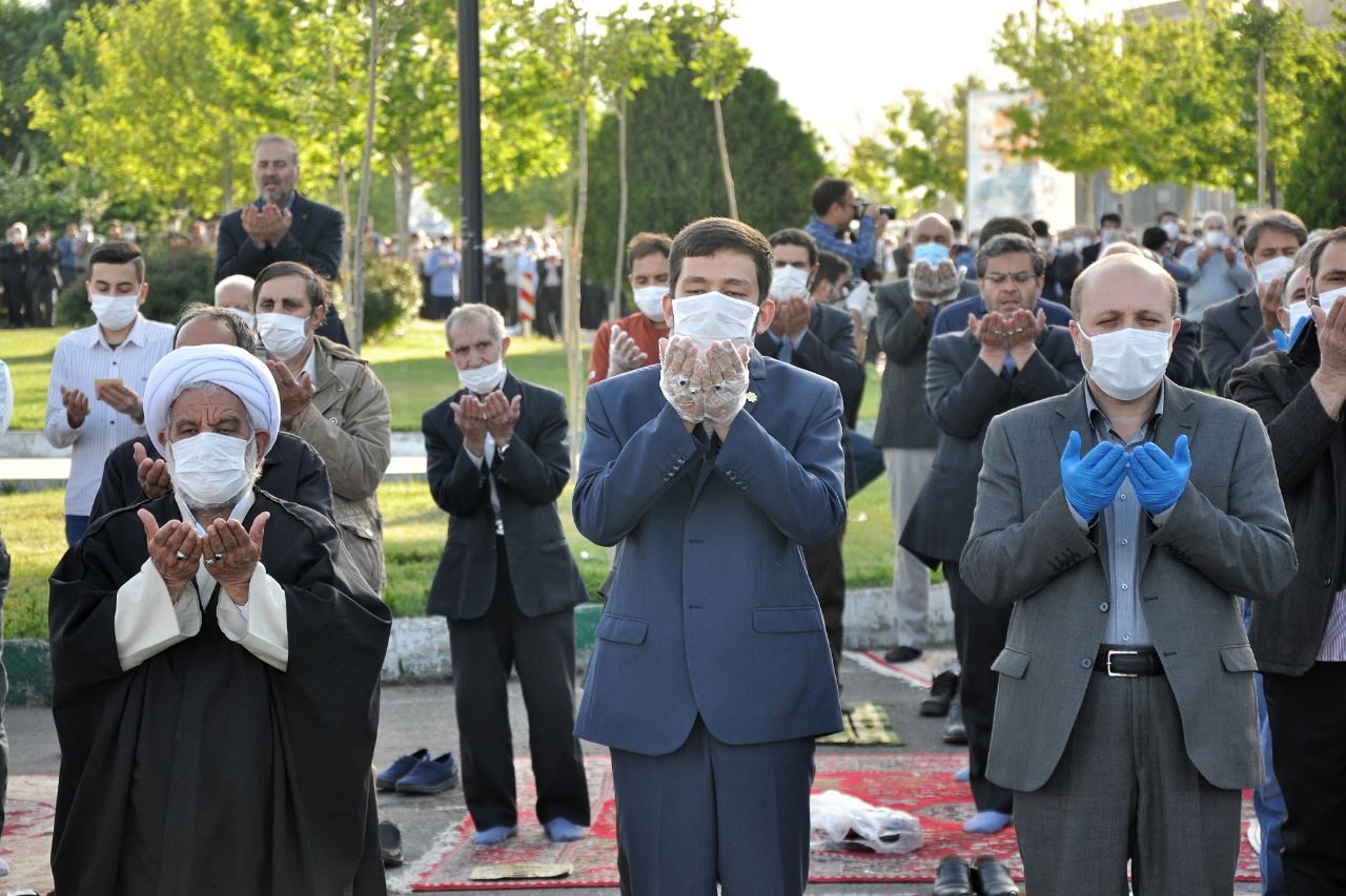 عکس | اقامه نماز عید فطر در زنجان
