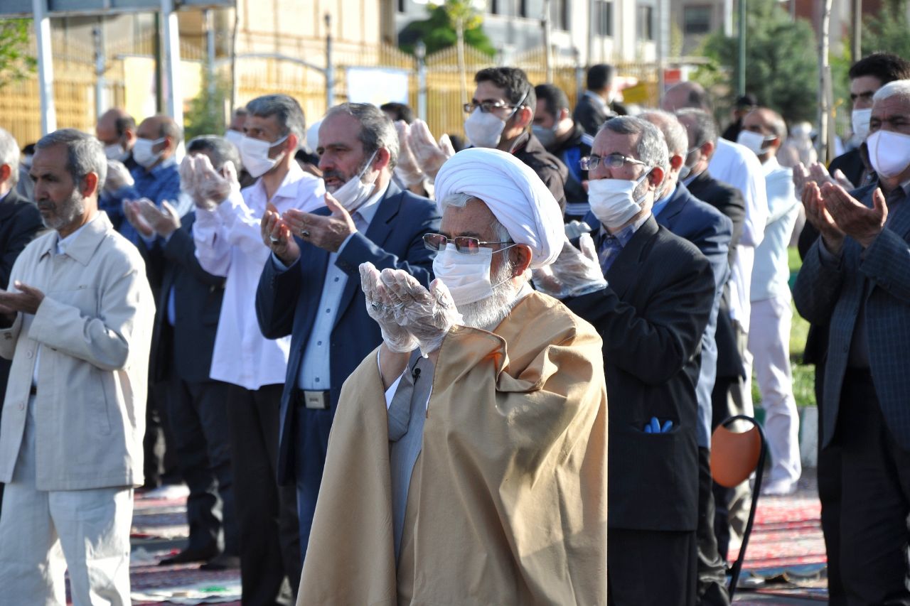 عکس | اقامه نماز عید فطر در زنجان