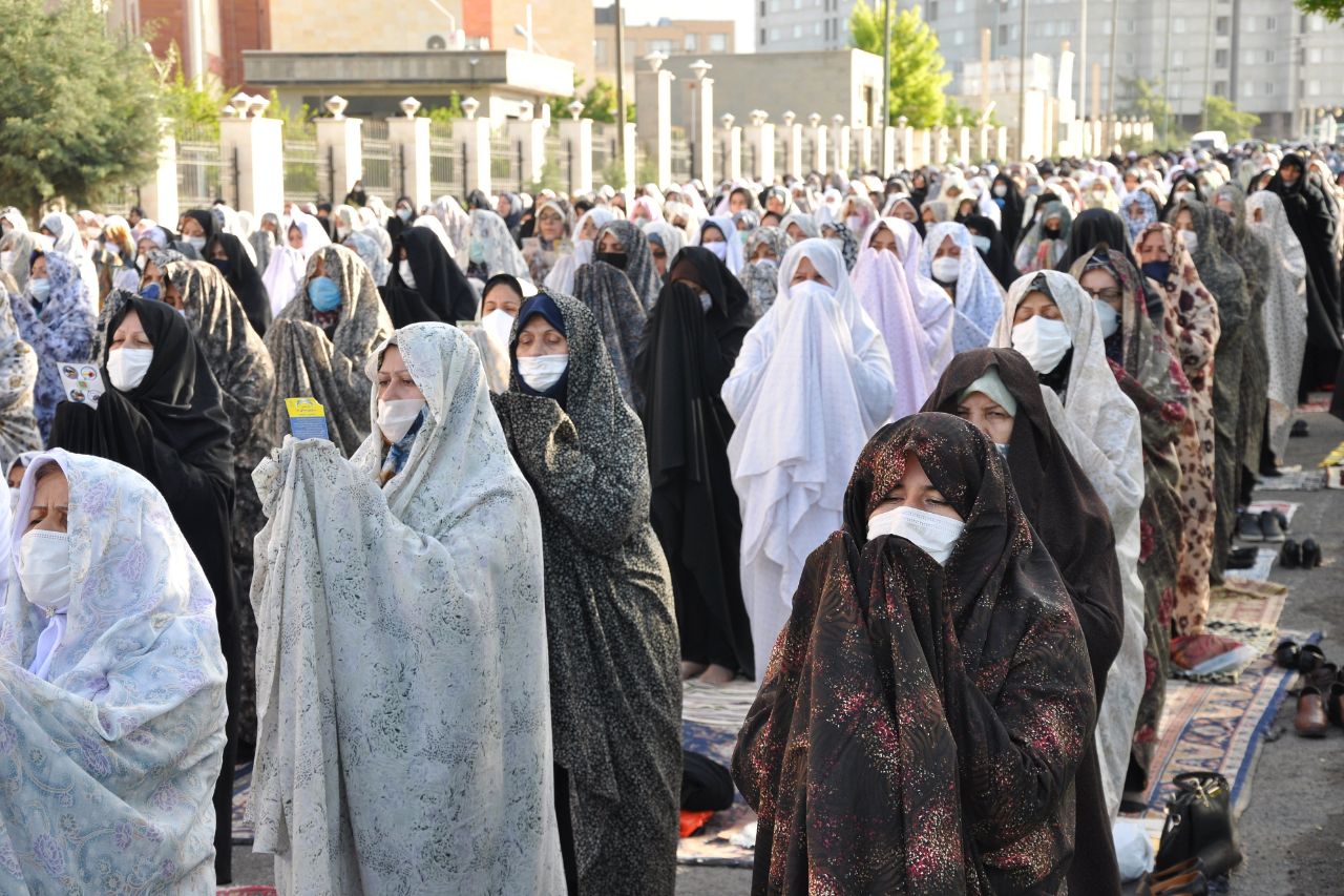 عکس | اقامه نماز عید فطر در زنجان