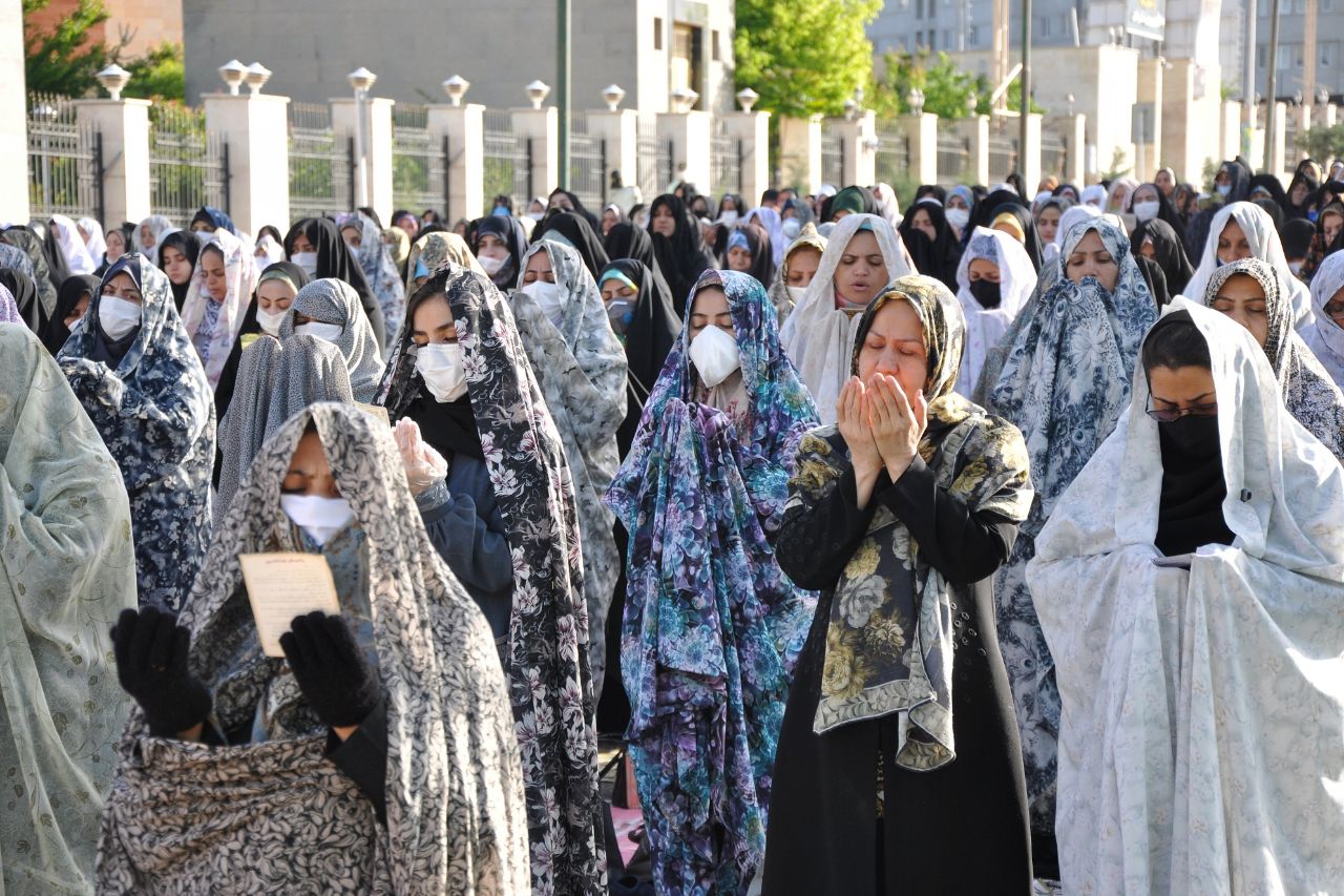 عکس | اقامه نماز عید فطر در زنجان