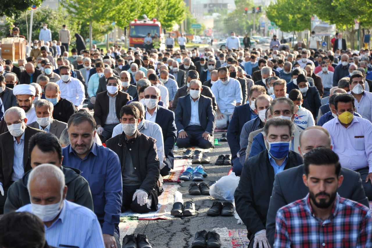 عکس | اقامه نماز عید فطر در زنجان