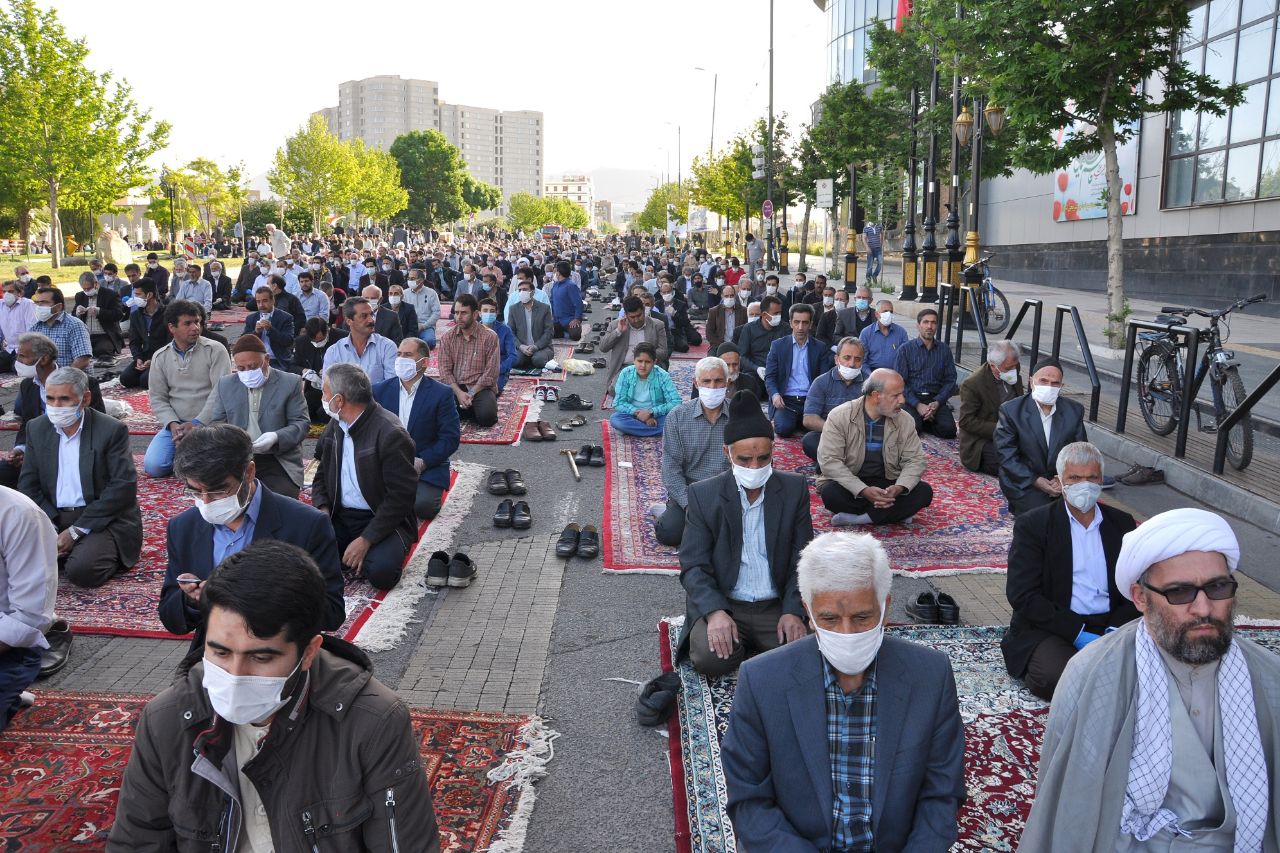 عکس | اقامه نماز عید فطر در زنجان