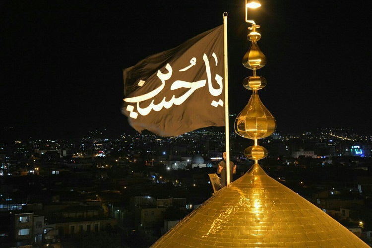 پرچم عزای حسینی بر فراز حسینیه اعظم زنجان برافراشته شد پرچم عزای حسینی بر فراز حسینیه اعظم زنجان برافراشته شد