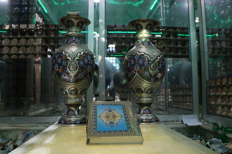 عکس | غبارروبی امامزاده سید ابراهیم(ع) زنجان