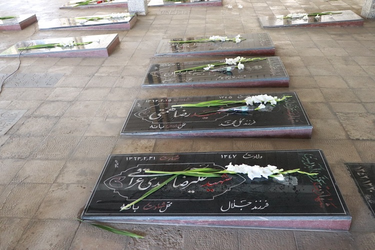 گلباران مزار شهدای زنجان گلباران مزار شهدای زنجان