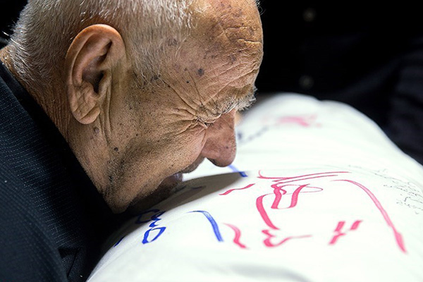 والدین سه شهید زنجانی دار فانی را وداع گفتنند والدین سه شهید زنجانی دار فانی را وداع گفتنند