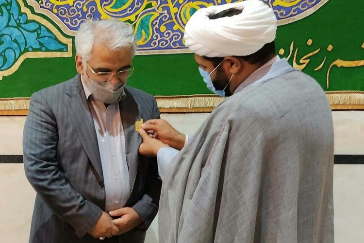 اهدای نشان خادمی حسینیه اعظم زنجان به رئیس دانشگاه آزاد اسلامی اهدای نشان خادمی حسینیه اعظم زنجان به رئیس دانشگاه آزاد اسلامی