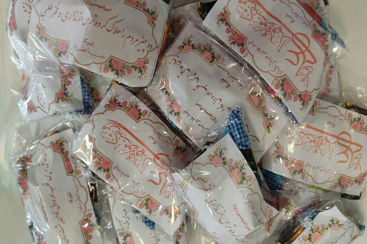 عکس | توزیع تبرکات غدیر در حسینیه اعظم زنجان