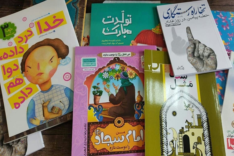 عکس | توزیع تبرکات غدیر در حسینیه اعظم زنجان