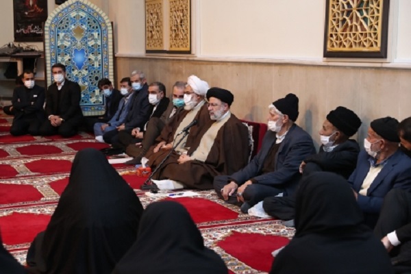 دیدار رئیسی با خانواده شهدا دیدار رئیسی با خانواده شهدا