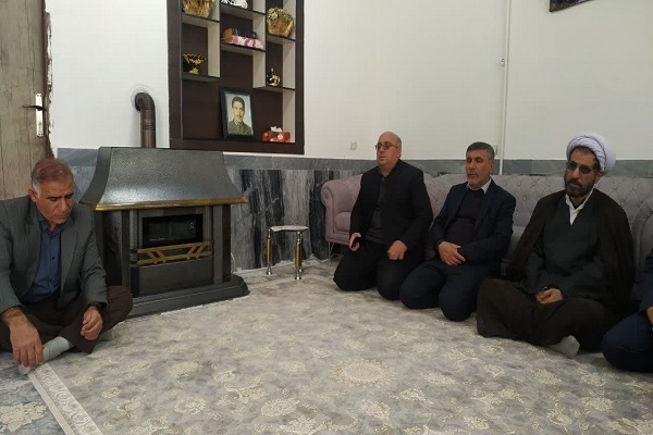 دیدار معاون سیاسی استاندار ایلام با خانواده شهید «حیدر خورانی»